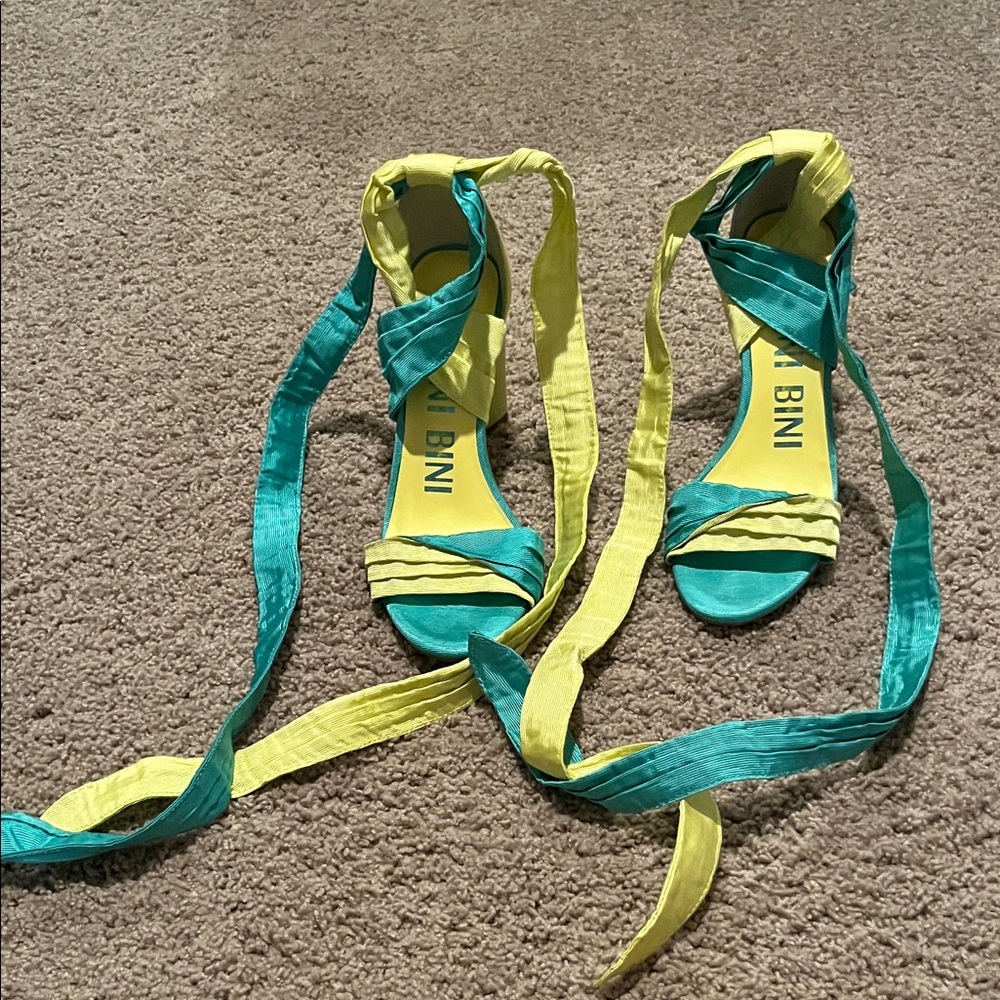 Gianni Bini Colorful Strappy Sandals size 7. NWT Never worn